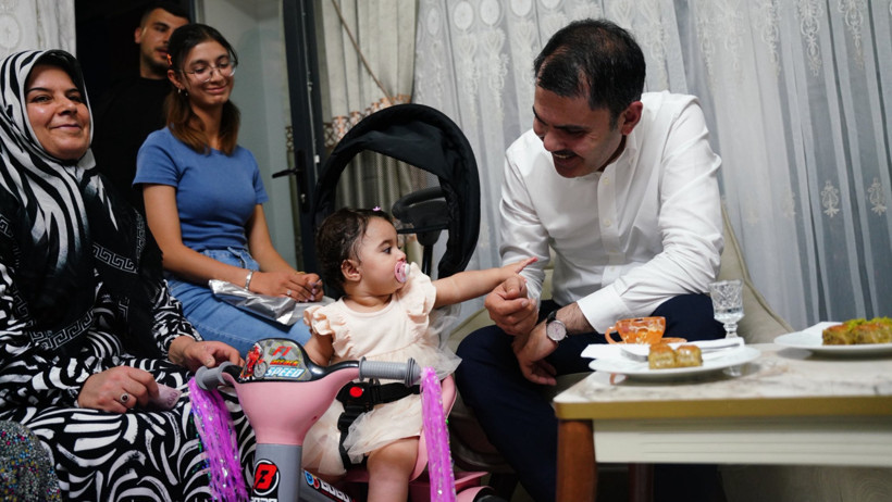 Bakan Kurum depremzede aileyi ziyaret etti! Çocukların o talebi için söz verdi