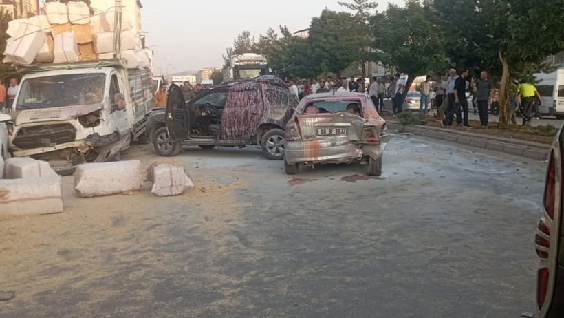 Freni boşalan TIR dehşet saldı! Art arda araçlara çarptı... O anlar kaydedildi