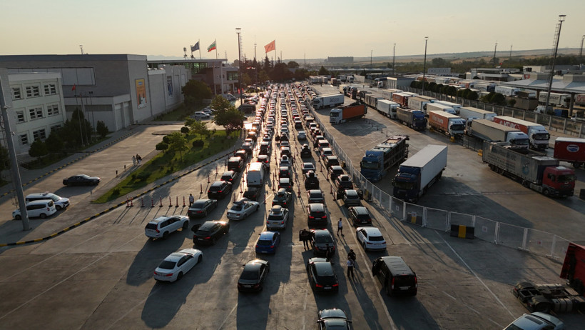 Metrelerce kuyruğun ucunda ayrılık hüznü: Gurbetçiler dönüş yolunda - Resim : 2