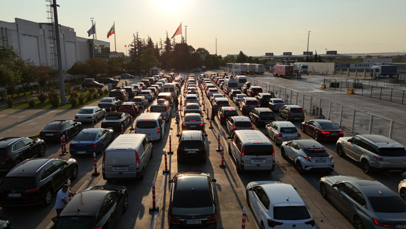 Metrelerce kuyruğun ucunda ayrılık hüznü: Gurbetçiler dönüş yolunda - Resim : 3