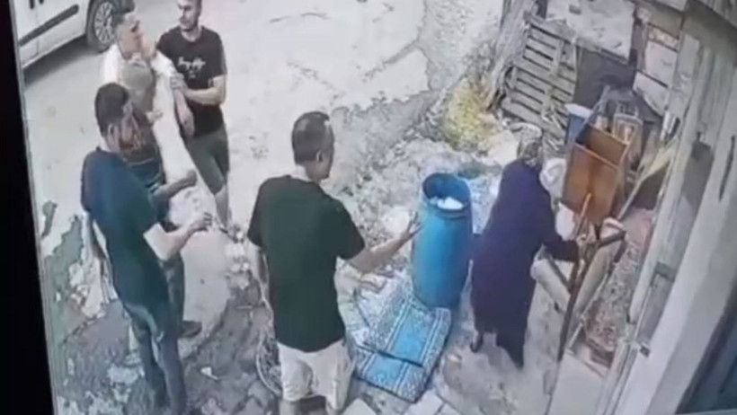 Bidon kan çıkarttı! 58 yaşındaki kadın baba ve oğlu tarafından darbedildi