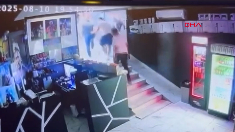 Depreme AVM'de yakalandılar. Panik anları saniye saniye kaydedildi