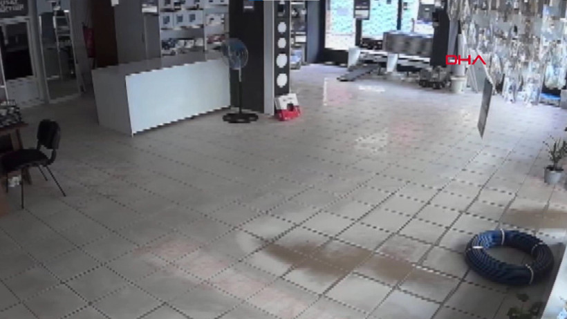 Depreme AVM'de yakalandılar. Panik anları saniye saniye kaydedildi - Resim : 2