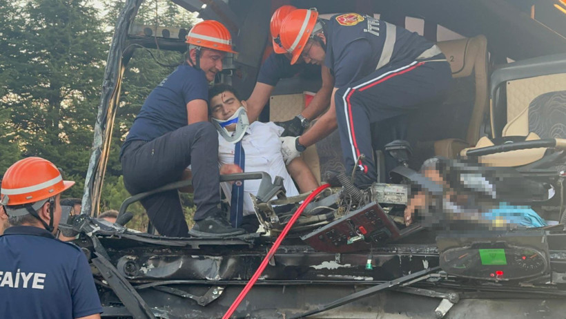 Bolu'da feci kaza! Yolcu otobüsü kamyona çarptı: Çok sayıda ölü ve yaralı var - Resim : 2