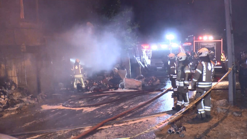 Avcılar'da çorap atölyesi alev topuna döndü! Panik anları cep telefonu kamerasında