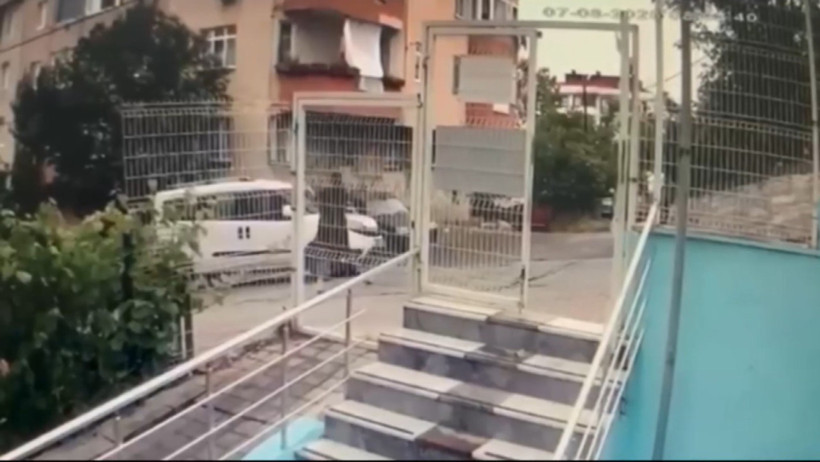 İstanbul'da korku dolu anlar! 2 kişi geldiler otomobiline ateş açtılar