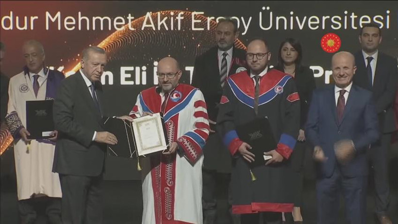 Rektörlüğünü yaptığı üniversitenin öğrencisi oldu