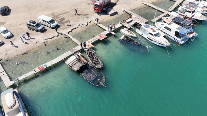 İzmir'de liman alevlere teslim oldu! Tekneler battı