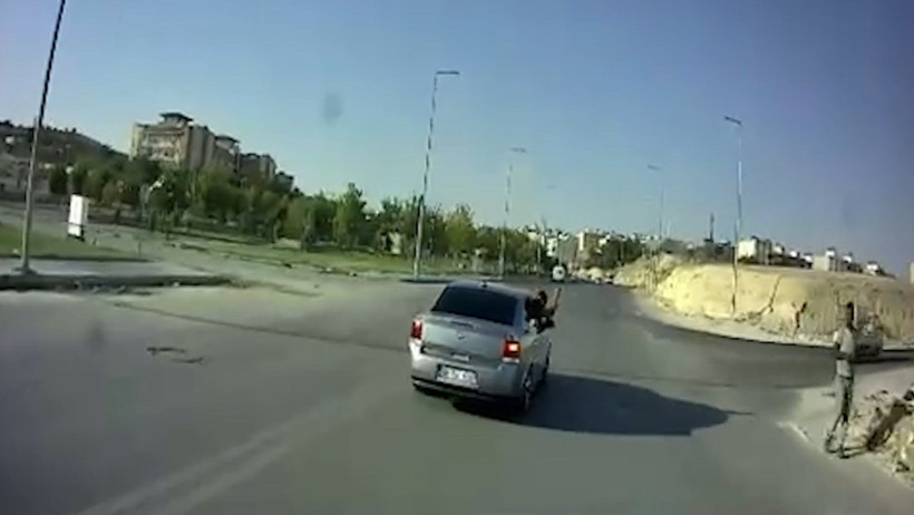 Trafik magandası dehşet saçtı! Halk otobüsü şoförünü camdan bıçakladı - Resim : 7