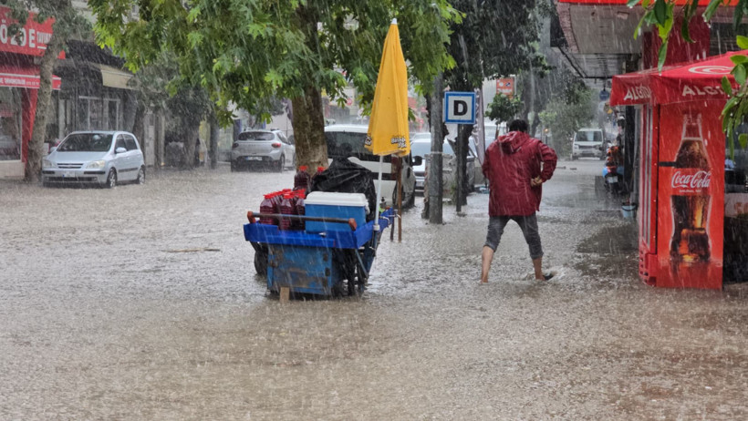 2 İlde fırtına ve sağanak! Bir okulun çatısı uçtu