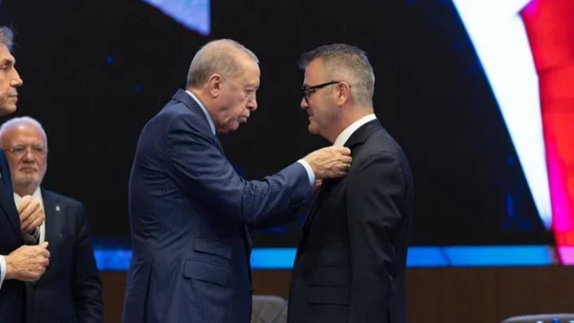2 belediye başkanı daha AK Parti'ye geçti! Rozetlerini Cumhurbaşkanı Erdoğan taktı
