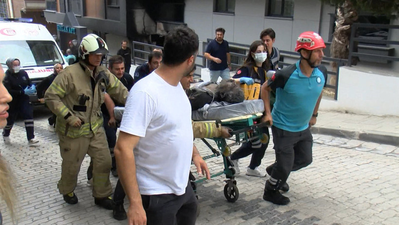 Küçükçekmece'de 5 katlı binada yangın! Ölü var - Resim : 3