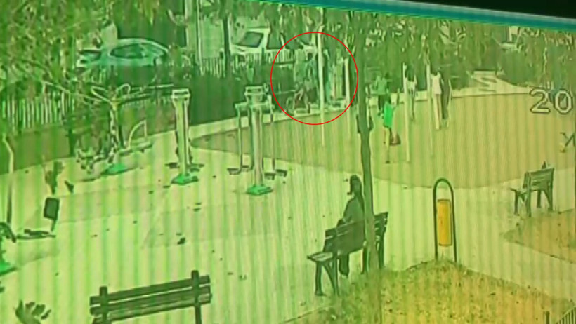 Parkta oynayan çocuk korku dolu anlar yaşadı! - Resim : 3