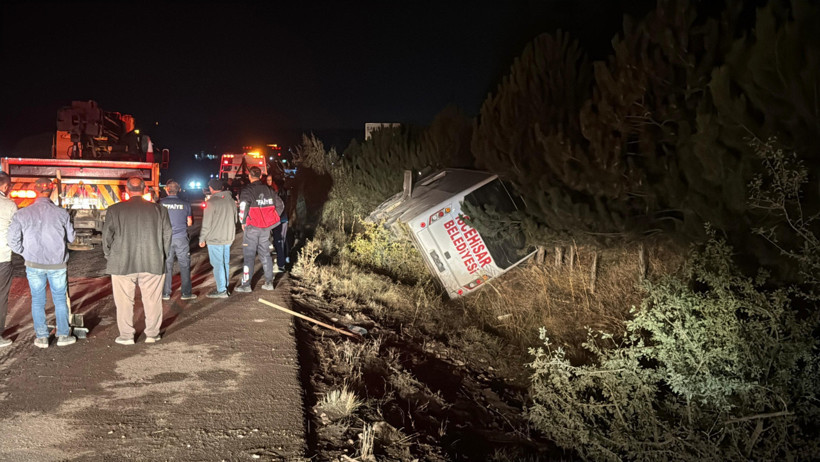 Afyonkarahisar'da feci kaza! Yolcu midibüsü devrildi: Onlarca kişi yaralandı