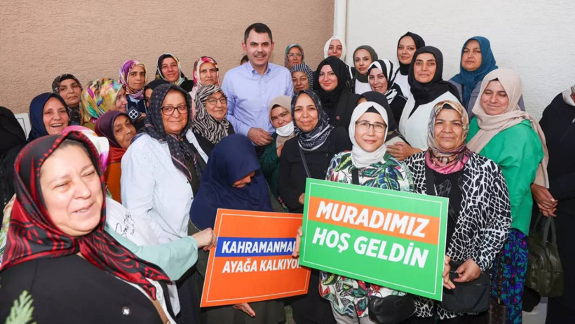 Küçük eller, büyük umutlar... Bakan Kurum'a Kahramanmaraş'taki ziyaretinde anlamlı hediye