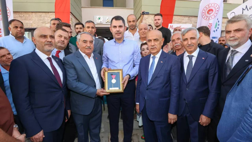 Küçük eller, büyük umutlar... Bakan Kurum'a Kahramanmaraş'taki ziyaretinde anlamlı hediye - Resim : 2