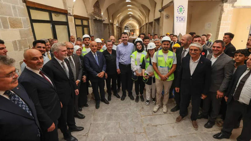 Küçük eller, büyük umutlar... Bakan Kurum'a Kahramanmaraş'taki ziyaretinde anlamlı hediye - Resim : 3