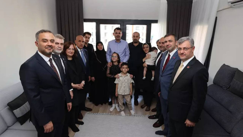 Küçük eller, büyük umutlar... Bakan Kurum'a Kahramanmaraş'taki ziyaretinde anlamlı hediye - Resim : 4