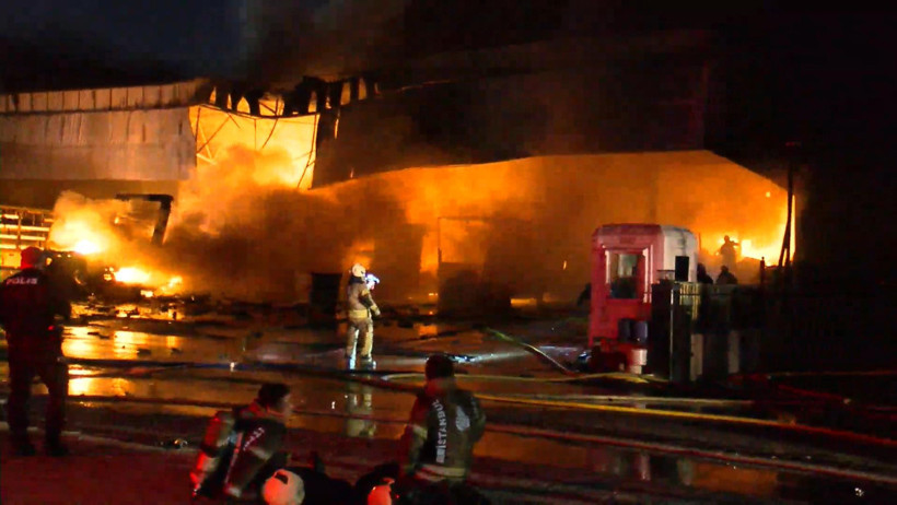 Başakşehir'de gökyüzü gri renge büründü! Kargo deposunda korkutan yangın - Resim : 4