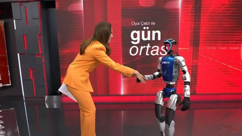 G1'dan dikkat çeken Fenerbahçe yorumu! TEKNOFEST'in yıldızı insansı robot G1 tv100'e konuk oldu - Resim : 3