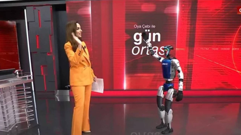 G1'dan dikkat çeken Fenerbahçe yorumu! TEKNOFEST'in yıldızı insansı robot G1 tv100'e konuk oldu