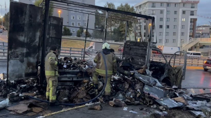 Kargo kamyoneti alev topuna döndü! O anlar kaydedildi
