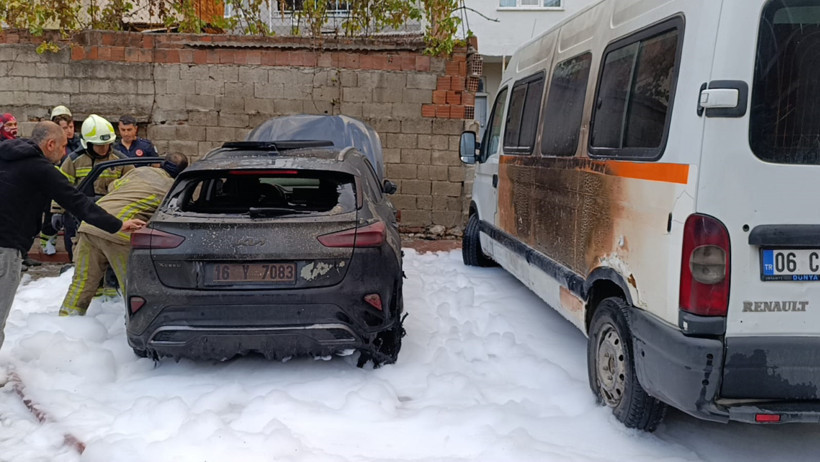 Bursa'da park halindeki araç alev topuna döndü