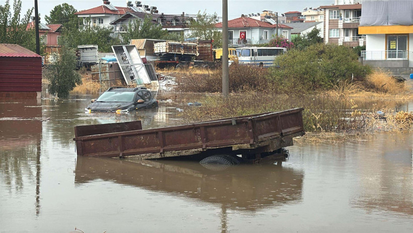 Muğla sağanak yağışa teslim oldu! Caddeler göle döndü - Resim : 4