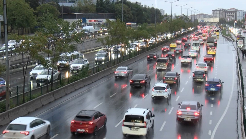İstanbul'da trafik durma noktasına geldi - Resim : 2