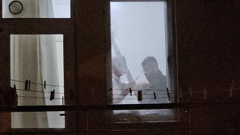 Evine çağırdığı arkadaşını kılıçla rehin aldı! - Resim : 4