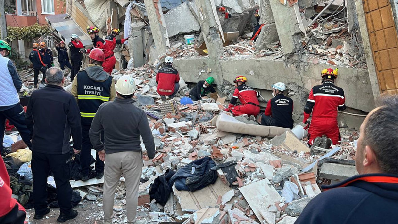 Gebze'de 7 katlı bina çöktü: İki kişinin cansız bedenine ulaşıldı, bir kişi sağ çıkarıldı - Resim : 6