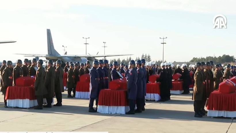 Türkiye'yi yasa boğan veda! Şehitlerimiz son yolculuğuna uğurlandı - Resim : 2