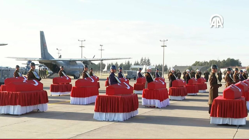 Türkiye'yi yasa boğan veda! Şehitlerimiz son yolculuğuna uğurlandı - Resim : 3