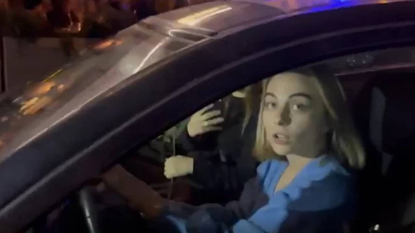 Ünlü oyuncu Mina Derman, çiçek satan çocuğa çarpıp kaçtı