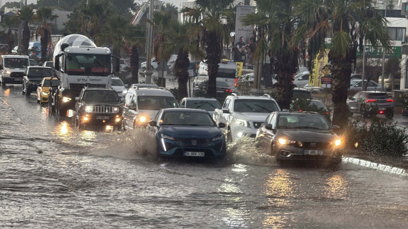 Sağanak yağış hayatı felç etti!