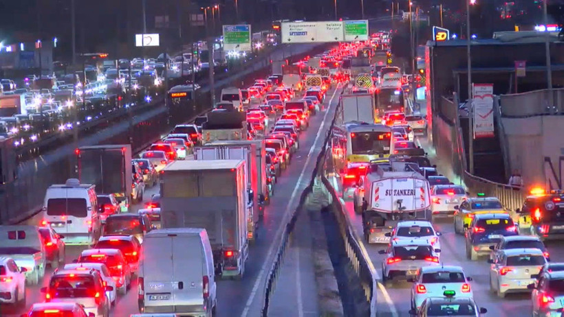 İstanbul'da trafik felç! Yoğunluk yüzde 90'da... - Resim : 2