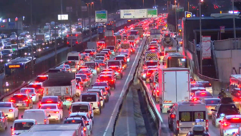 İstanbul'da trafik felç! Yoğunluk yüzde 90'da...