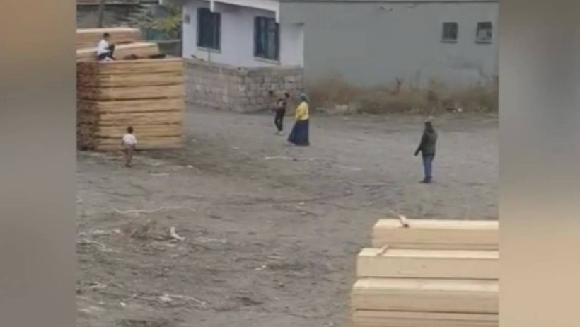 Bir aile mahallelinin kabusu oldu! Gördükleri herkese saldırıyorlar - Resim : 2