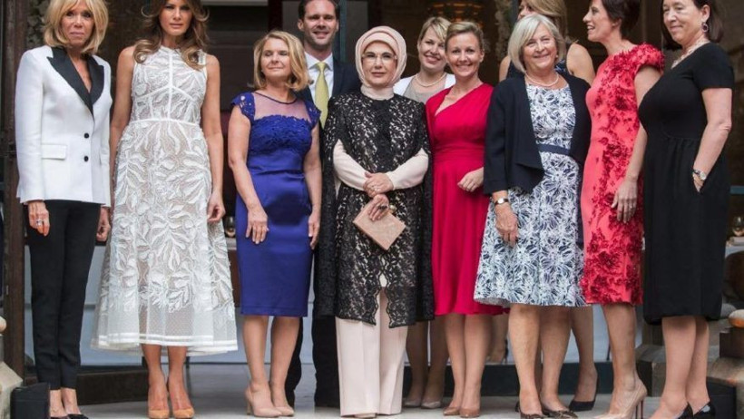 Dünya bu kareyi konuşuyor! First Lady'lerin aile fotoğrafında bir ilk!