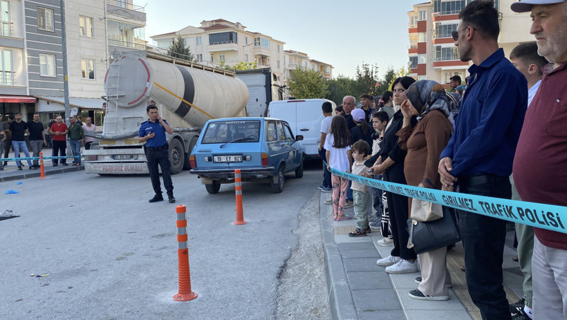 Çorum'da kahreden kaza! Bisiklet süren çocuk tırın altında kaldı… O anlar anbean kaydedildi - Resim : 3