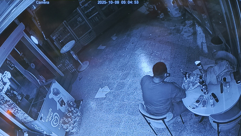 Rahatlığı pes dedirtti! Marketin camını kırıp, yemek yedi - Resim : 2