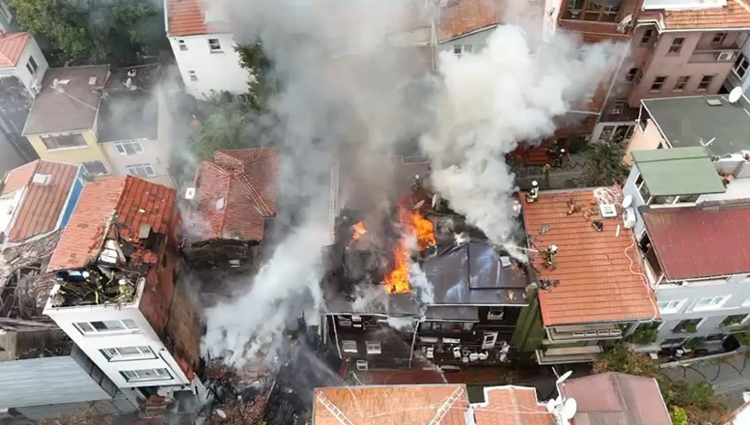 Boğaz’da yangın paniği! Ünlü oyuncu Şebnem Bozoklu'nun evini de alevler sardı - Resim : 4