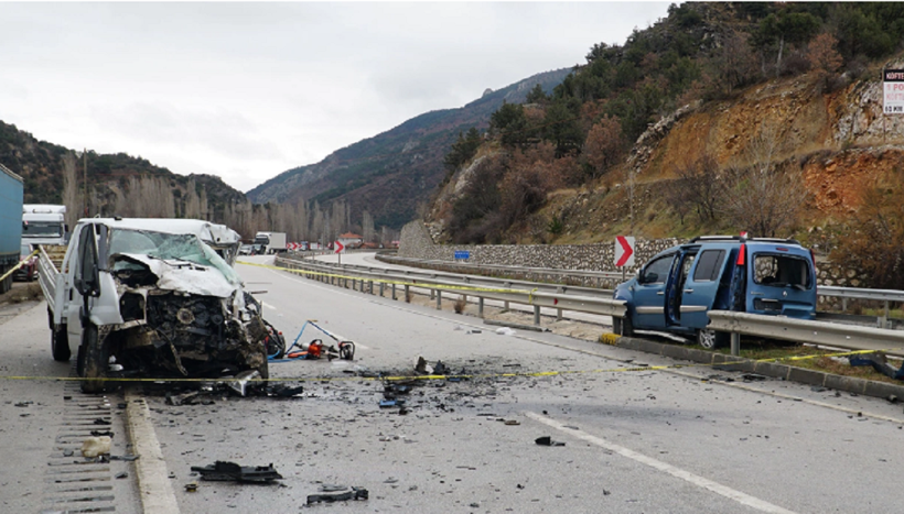 4 araç birbirine girdi! Ölü ve yaralılar var