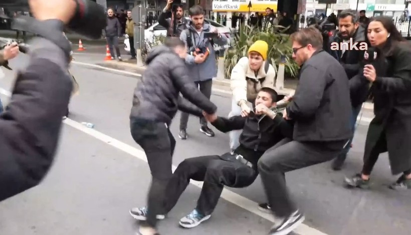 Taksim'e Yürümek İsteyenlere Müdahale... Gözaltılar Var