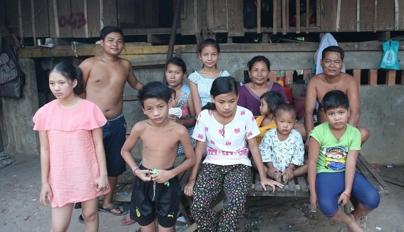 Angelina Jolie bir ailenin 12 çocuğunu 'evlat' edindi!