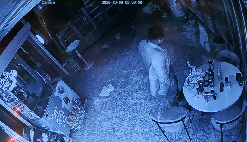 Rahatlığı pes dedirtti! Marketin camını kırıp, yemek yedi - Resim : 3