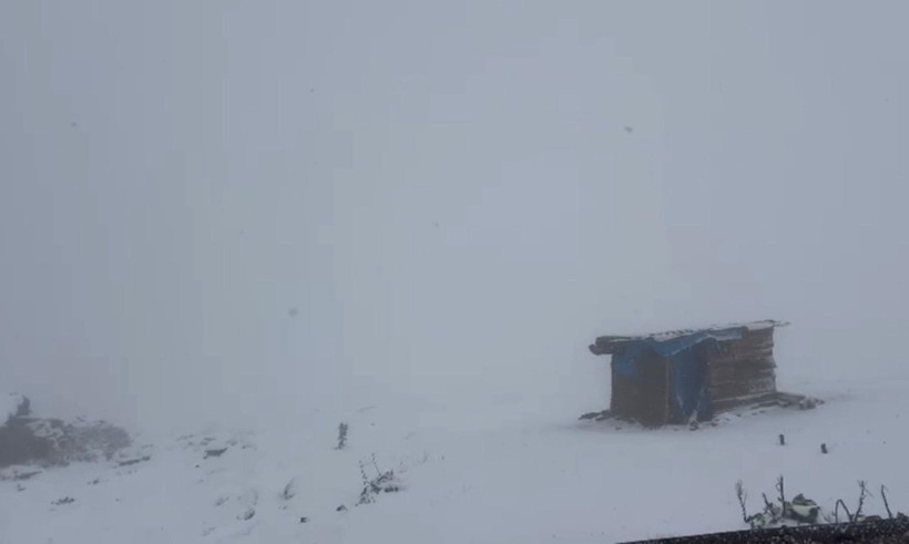 Yüksek kesimler beyaz gelinliğini giydi! - Resim : 3