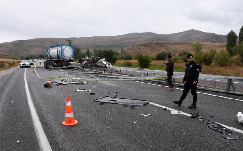 Korkunç kaza! Yolcu otobüsü ile TIR çarpıştı: Yaralılar var - Resim : 3