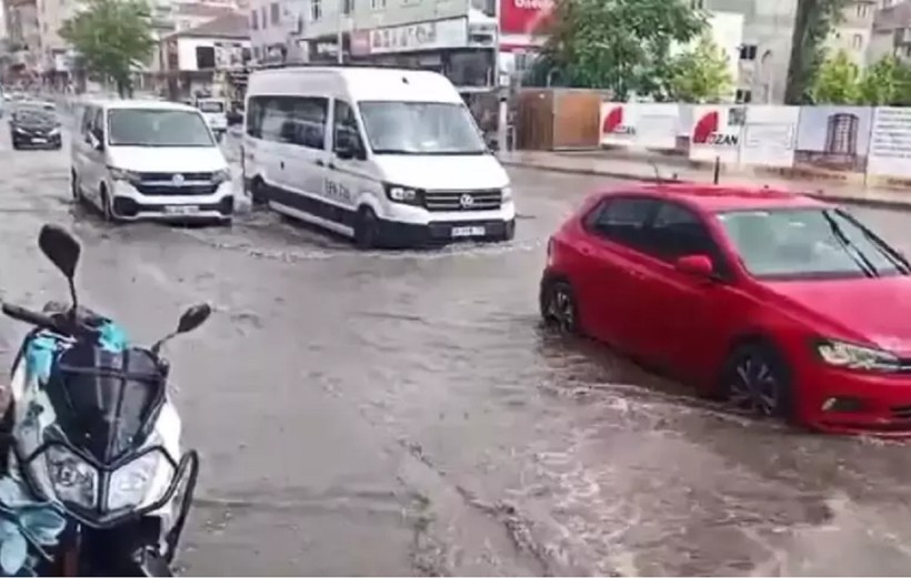 İstanbul'a dolu için alarm verilmişti! Bir anda bastırdı, yollar göle döndü