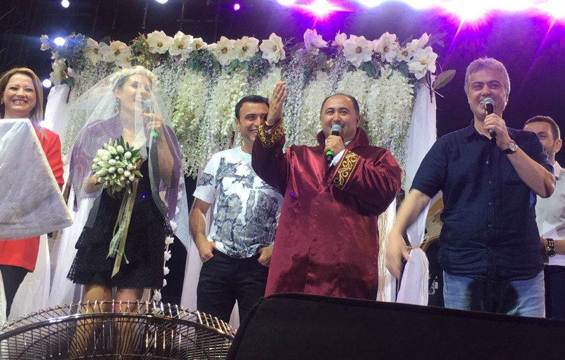 Funda Arar, 14 yıl sonra sahnede nikah tazeledi! - Resim : 5